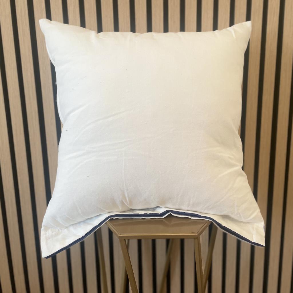 UKRASNI JASTUK WHITE WITH BLUE