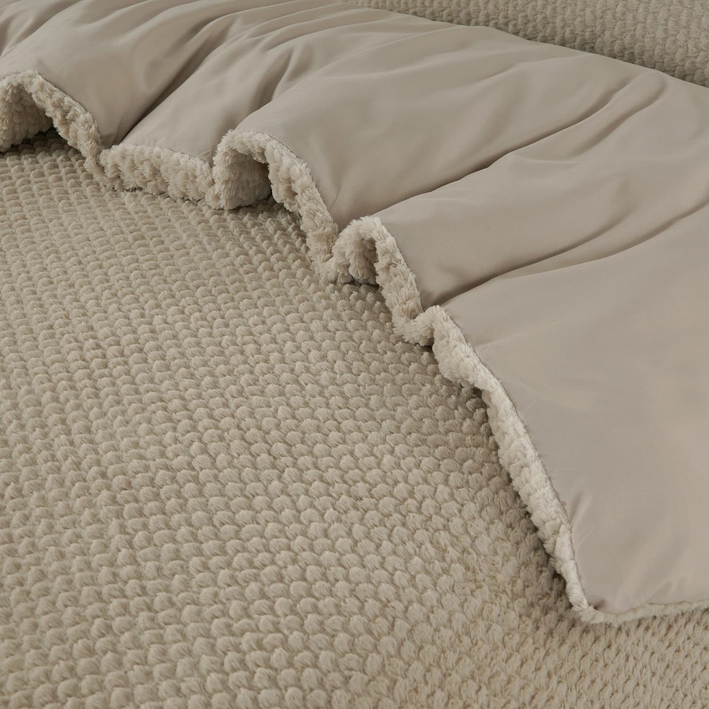 royal_fur_taupe_detail3