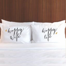 [P-2524054] SET OD 2 JASTUČNICE HAPPY WIFE HAPPY LIFE